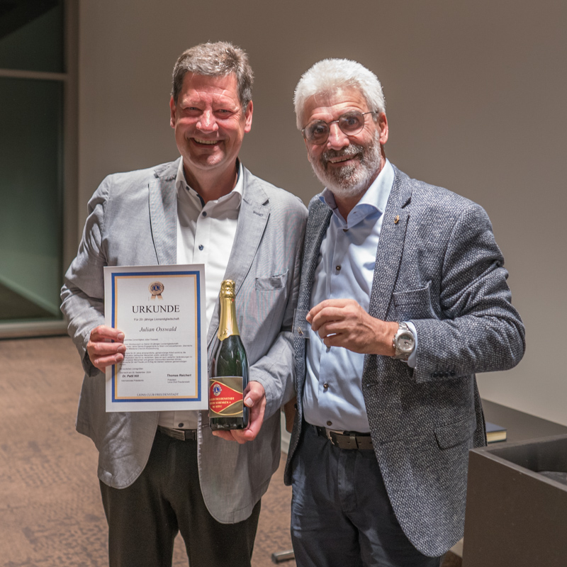 Für seine 20jährige Lions-Mitgliedschaft wurde Julian Osswald geehrt. Reichert überreichte die Urkunde, unterzeichnet von Präsidentin Dr. Patti Hill, Lions Clubs International.